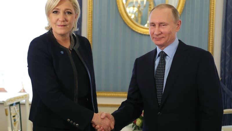 La photo de Marine Le Pen et Vladimir Poutine à Moscou en 2017, que la candidate RN a utilisée pour ses tracts de campagne.