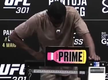 William Gomis pesé à 64.9kg avant l'UFC 301