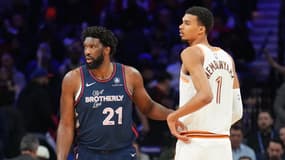 Victor Wembanyama et Joël Embiid lors de Philadelphie-San Antonio, le 23 janvier 2024 en NBA