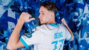 Amar Dedic pose avec le maillot de l'OM après son transfert en provenance de Salzbourg, le 3 février 2025