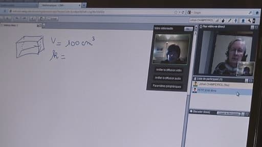 Comme tous les lundis soir Johann a rendez-vous avec sa prof de maths sur Internet