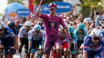 Jonathan Milan remportant la 11e étape du Giro 2024