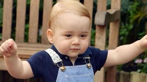 La veille de son prermier anniversaire (le 22 juillet), Prince George fait ses premiers pas.