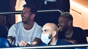 Messi et Neymar souriants en tribune au Parc des Princes
