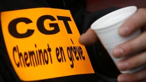 La CGT, qui a déposé avec la CFDT des préavis de grève reconductible à la SNCF à partir du 6 avril au soir, appelle à nouveau l'entreprise à ouvrir des négociations pour éviter le conflit. /Photo d'archives/REUTERS/Régis Duvignau