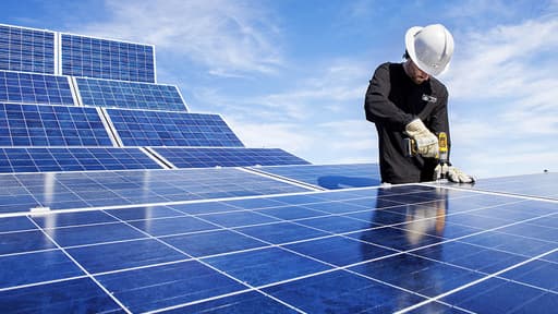 Equiper des agences en panneaux solaires fait partie des résultats de ce plan.