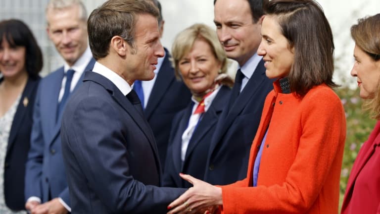 Le président français Emmanuel Macron (G) serre la main de l'eurodéputée Renaissance Valérie Hayer (D) lors d'un déplacement dans le nord-ouest de la France, le 10 octobre 2022