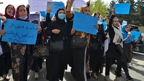 Une vingtaine de femmes et de filles ont manifesté à Kaboul, le samedi 26 mars 2022 