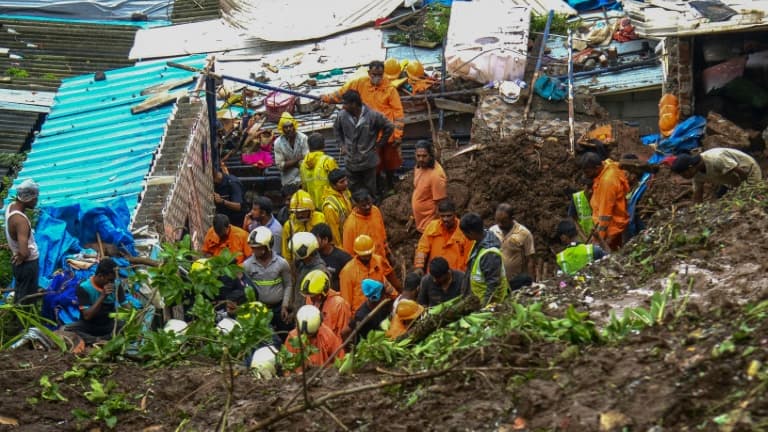 Des équipes de secours sur les lieux d'un glissement de terrain provoqué par des pluies de mousson, le 18 juillet 2021 à Bombay, en Inde.