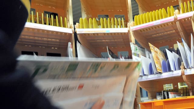 Un postier prépare le courrier dans un centre de tri postal. (Illustration)
