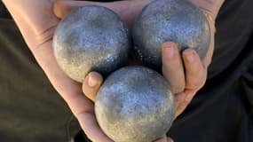 À Marseille, les joueurs de pétanque s'adaptent aux nouvelles règles vestimentaires