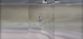 Un enfant réalise une incroyable figure en skate : 