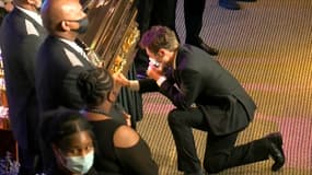 Jacob Frey, maire de Minneapolis, en pleurs devant le cercueil de George Floyd lors d'une cérémonie d'hommage, le jeudi 4 juin.