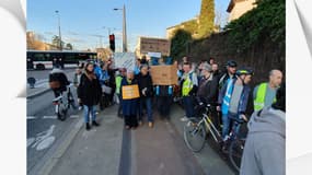 L’association la Ville à Vélo a manifesté contre l’aménagement de la piste cyclable du boulevard des Canuts à Caluire-et-Cuire (Rhône), mardi 18 mars
