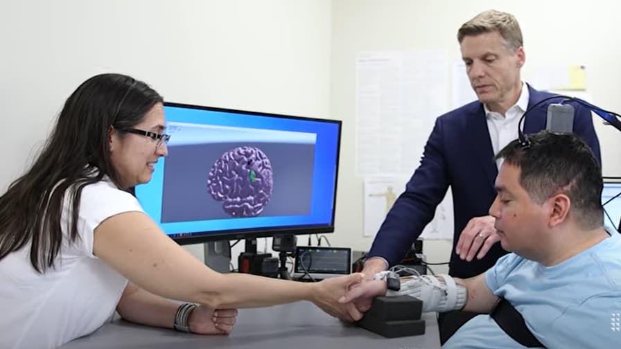 Grâce à une puce cérébrale et à l'IA, un homme paralysé a retrouvé le ...