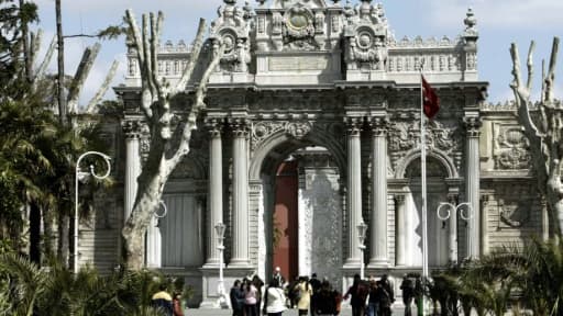 Des visiteurs entrent le 31 mars 2004 dans le palais Dolmabahçe d'Istanbul, en Turquie
