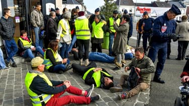 Les forces de l'ordre tentent d'évacuer des gilets jaunes le 9 novembre à Albert.
