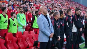 Arne Slot et le staff de Liverpool pendant un hommage à Diogo Jota à Anfield, le 15 août 2025