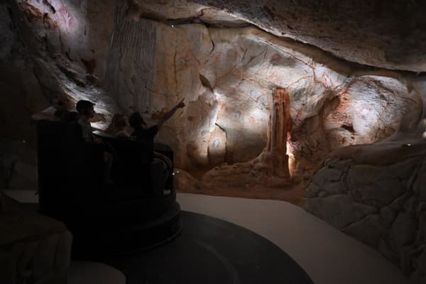 Des personnes visitant la réplique de la grotte Cosquer à bord de modules électriques, le 1er juin 2022 à Marseille.