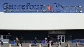 La fédération porte plainte contre la société Carrefour Hypermarchés pour "atteinte involontaire à la vie" et "mise en danger de la vie d'autrui" dans le magasin de Saint-Denis, où une salariée et déléguée syndicale CGT, Aïcha Issadouene, est décédée des suites du Covid-19 le 26 mars