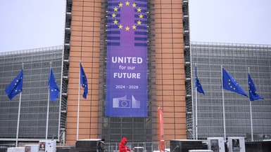 Un piéton passe devant le bâtiment Berlaymont, siège de la Commission européenne, par une journée enneigée à Bruxelles, le 7 janvier 2026. 