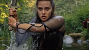 Katherine Langford dans "Cursed: la rebelle"