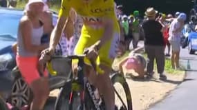 Tadej Pogacar percute une tong lors de la 15e étape du Tour de France, le 14 juillet 2024.