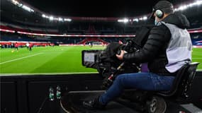 Une caméra au bord d'un terrain de Ligue 1, illustration
