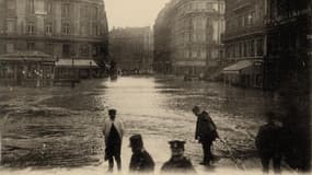 Une carte postale montrant la gare Saint-Lazare inondée lors de la crue de janvier 1910 à Paris.