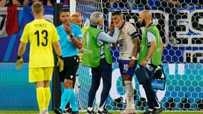 Kylian Mbappé pris en charge après sa fracture du nez lors de France-Autriche (1-0, Euro), le 17 juin 2024