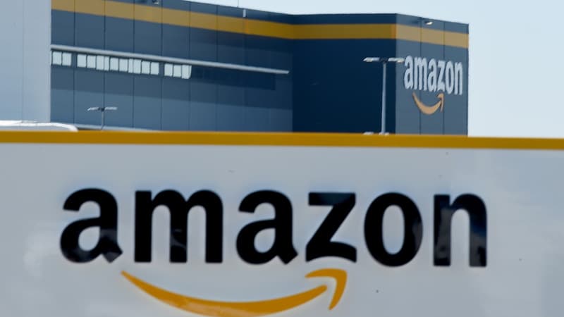 Trois employés d'un vaste entrepôt d'Amazon à New-York ont porté plainte contre leur employeur.