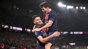 Joao Neves saute dans les bras de son coéquipier Gonçalo Ramos pour célébrer un but contre l'OL, le 12 décembre 2024, au Parc des Princes