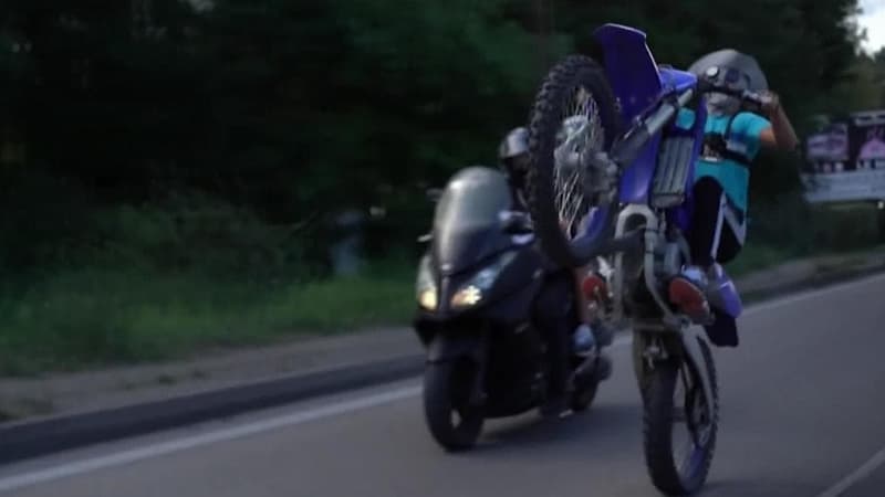 Une personne effectue une figure acrobatique sur une moto. (photo d'illustration)