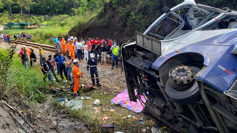 Brésil: un autocar tombe d'un viaduc, au moins 16 morts