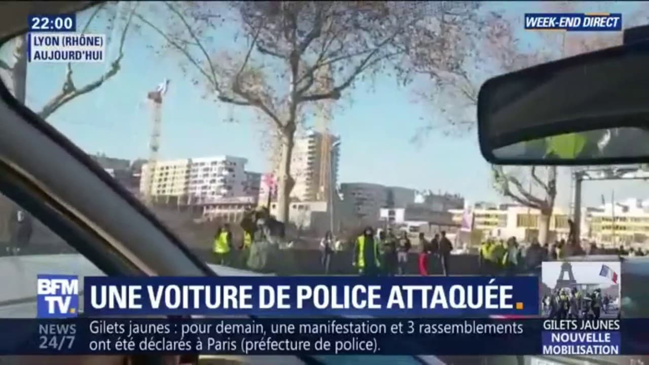 Une Voiture De Police Attaquée Par Des Manifestants à Lyon