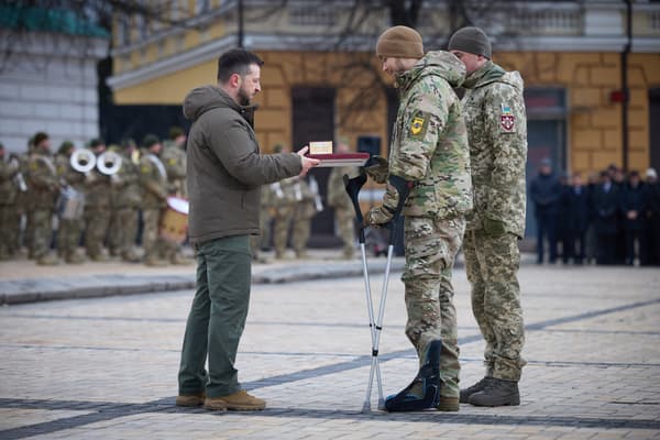 Volodymyr Zelenslky remet des titres de Héros de l'Ukraine à des soldats ukrainiens, place Sainte-Sophie à Kiev, le 24 février 2023