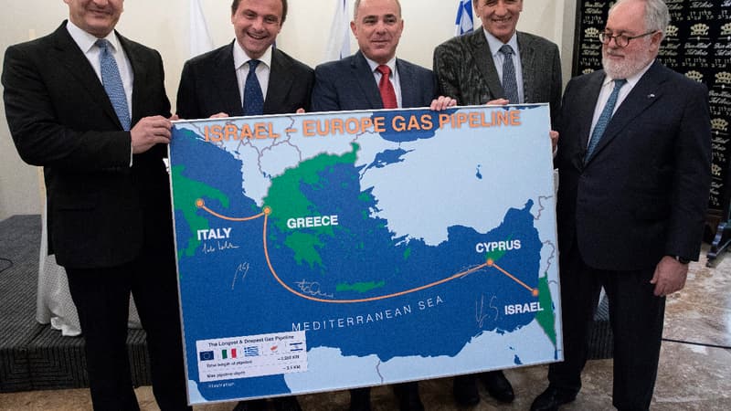 Les représentants de Chypre, de la Grèce, d'Israël, de l'Italie et de l'Union européenne lors de la signature du protocole d'accord. 