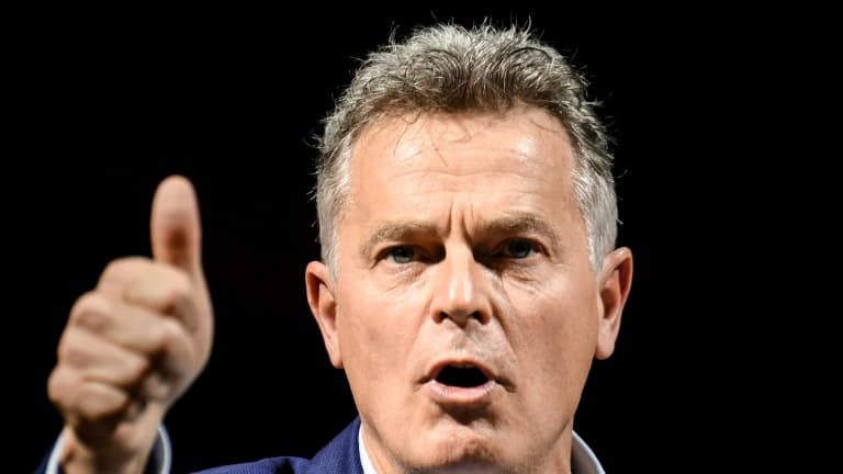 Le candidat du PCF à la présidentielle Fabien Roussel en meeting le 16 février 2022 à Montreuil