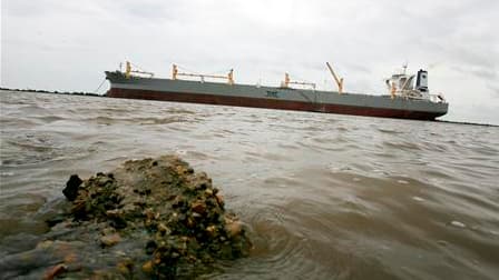 Le superpétrolier "A Whale" mouillé dans les eaux du Mississippi, jeudi. Le navire, adapté pour "écumer" le pétrole qui s'échappe depuis le 20 avril d'un puits de pétrole endommagé de BP, dans le golfe du Mexique, a entamé samedi ses essais. /Photo prise