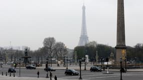 La Tour Eiffel vue depuis la place de la Concorde, lors d'un précédent épisode de pollution à Paris, en mars 2014.