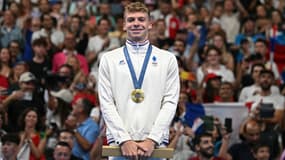 Léon Marchand sur le podium olympique le 28 juillet 2024