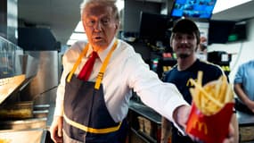 Donald Trump durant sa campagne présidentielle derrière le comptoir d'un restaurant McDonald's le 20 octobre 2024 à Feasterville-Trevose, en Pennsylvanie.