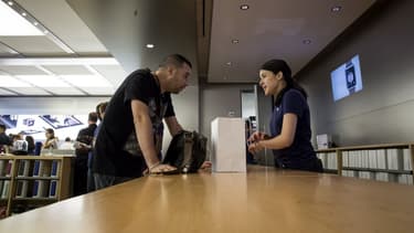 Une employée d'un Apple Store