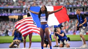 Cyréna Samba-Mayela célèbre sa médaille d'argent sur 100m haies lors des JO de Paris 2024, le 10 août 2024