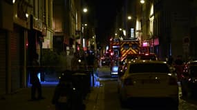 Des policiers et pompiers interviennent le 18 juillet 2022 à Paris après une fusillade sur une terrasse de café ayant fait un mort et quatre blessés légers
