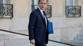 Le ministre de l'Intérieur français Gérald Darmanin quitte le Palais de l'Elysée à Paris, le 9 février 2022