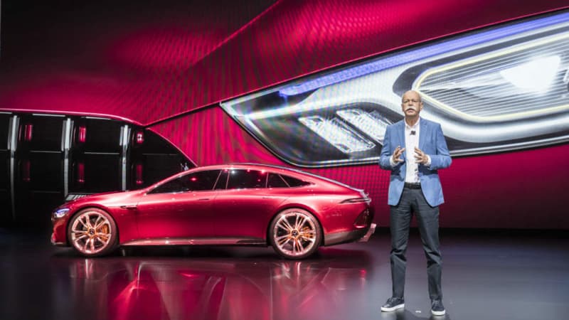 L'AMG GT Concept est une berline sportive hybride, capable de rouler en mode tout électrique ou de faire rugir son V8.