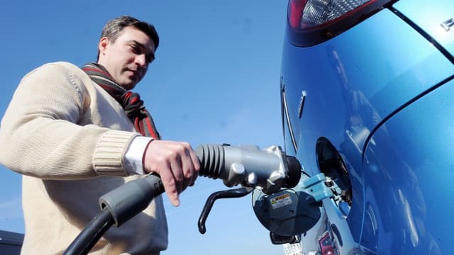 Les grands constructeurs français sont à la croisée des chemins pour choisir leur technologie du futur : l'avenir sera-t-il hybride ou 100% électrique?