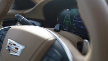 Cette toute petite caméra placée sur le volant observe l'état de concentration du conducteur.