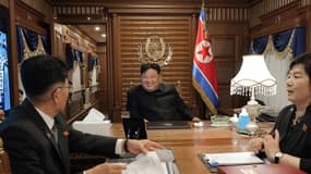Le dirigeant nord-coréen Kim Jong-un à bord de son train en direction de Pékin (Chine) le lundi 1er septembre 2025.